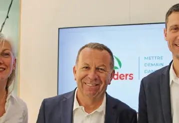 <em class="placeholder">Philippe Manry, directeur nutrition animale, (au centre),Sophie Thouenon, responsable RSE, et Antoine Leneveu,directeur national ponte, ont présenté les actions de ...</em>