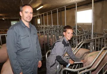 <em class="placeholder">Cédric Lemée et son fils, Martin, maîtrisent parfaitement la phase de détection des chaleurs et des inséminations artificielles.</em>