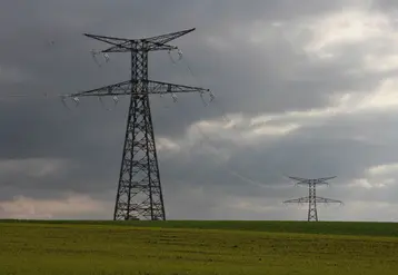 <em class="placeholder">Pylones électriques dans les champs. Gène pour la réalisation des travaux et risque d&#039;accident par électrocution. Electricité. Energie. Pylone électrique. EDF. Nuages ...</em>
