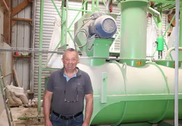 <em class="placeholder">Pascal Josse : « L’incorporation de féverole extrudée dans mes aliments fabriqués à la ferme améliore leur appétence par rapport à la graine utilisée crue.</em>