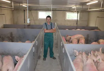 <em class="placeholder">François Pinsault dans la partie engraissement du bâtiment cochettes : « Ce bâtiment nous permettra de produire sur site 676 cochettes en introduisant seulement 10 ...</em>