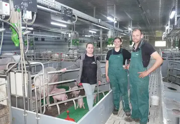 <em class="placeholder">Guillaume Toquet, accompagné de Virginie (à gauche), l’ancienne salariée de l’atelier porc, et Clémence qui l’a remplacée, ancienne apprentie.</em>