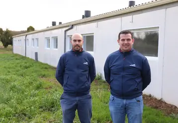 <em class="placeholder">Guillaume Degoulet, SCEA des Sables (à gauche) et Sylvain Jouy, Agrial : &quot; Le Label rouge Opale m&#039;a permis de financer un nouvel engraissement lors de mon installation. &quot;</em>