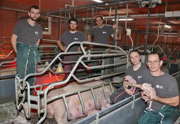 <em class="placeholder">Sébastien, chef d’élevage, à gauche, Léa, Marius, Clément et au fond Laurent Abiven, de Porc Armor Évolution</em>