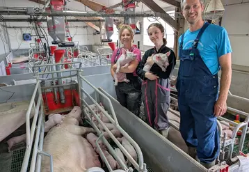 <em class="placeholder">Frédéric Lecherf, le chef d’élevage (à droite), avec Inès Pavageau (apprentie MFR Les Herbiers) et Angélique Lecherf. « La bonne entente dans une équipe découle ...</em>