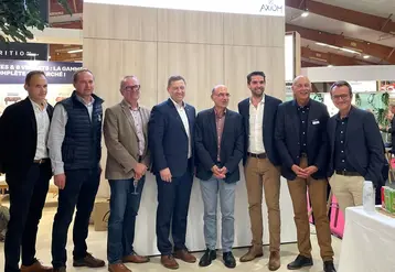 <em class="placeholder">Les représentants d&#039;Axiom et de Gènes Diffusion ont officialisé le lancement du verrat XXV, destiné au marché français.</em>
