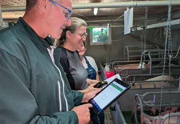 <em class="placeholder">Dominique Merrant (Ceva Santé animale) avec Laetitia Poret, vétérinaire Agrial et Frédérique Lasserre, SCEA de La Tourangelle.  L&#039;audit Ceva a permis de remettre à plat ...</em>