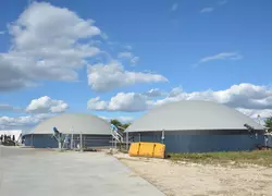 Le biogaz est produit dans le digesteur et post-digesteur de 1 050 m3 chacun.