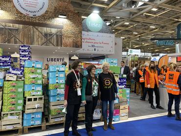 Opération de don alimentaire au salon de l'agriculture