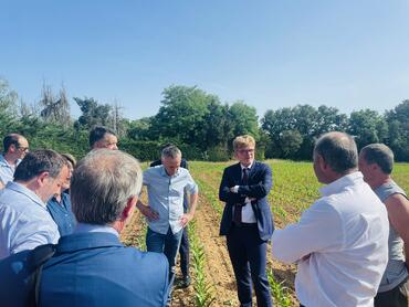 Marc Fesneau a visité samedi 21 mai deux exploitations agricoles du Cher, celle de Franck Thivrier polyculteur-éleveur à Massay et celle de Jean-Michel Rhit à Graçay. 