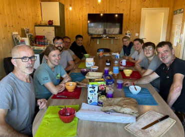 Dominique et Phillippe Gautier prennent le petit déjeuner avec leurs salariés