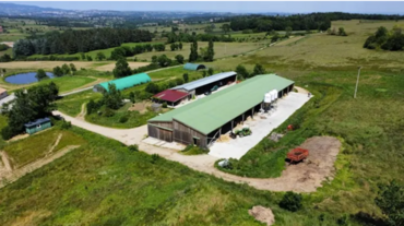 Plan au drône d'un bâtiment agricole