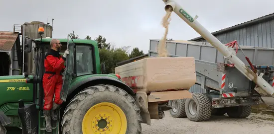 Chargement en engrais en granule avant l'épandage dans les champs