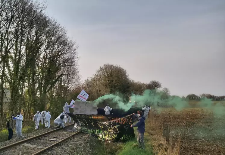 Collectif Bretagne contre les fermes-usines attaque train de céréales.