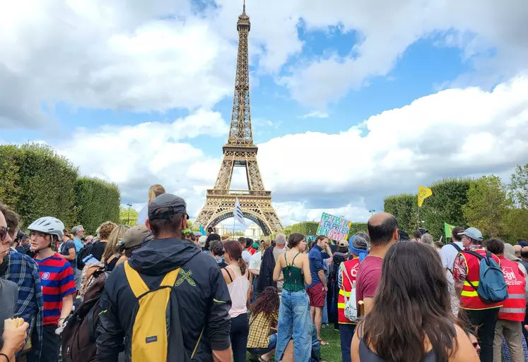 Arrivée du Convoi de l'eau le 25 août à Paris.