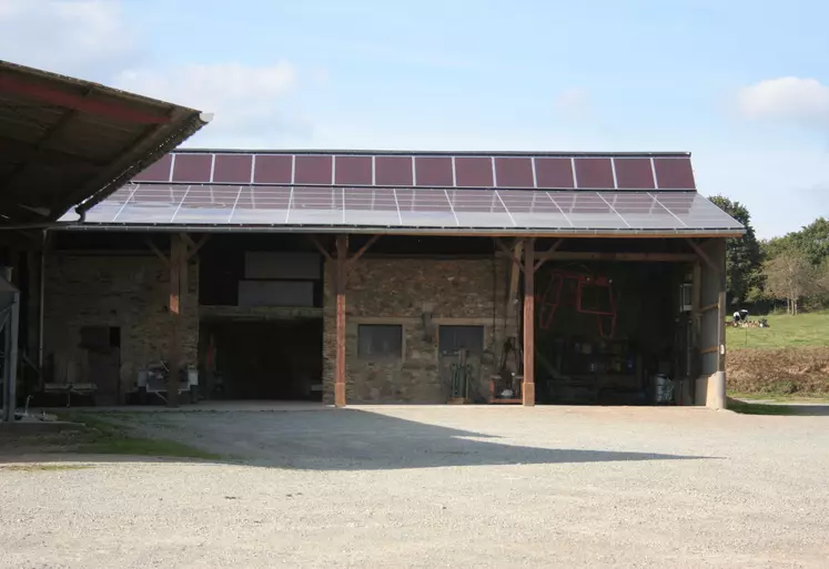Panneaux photovoltaïque sur un bâtiment agricole