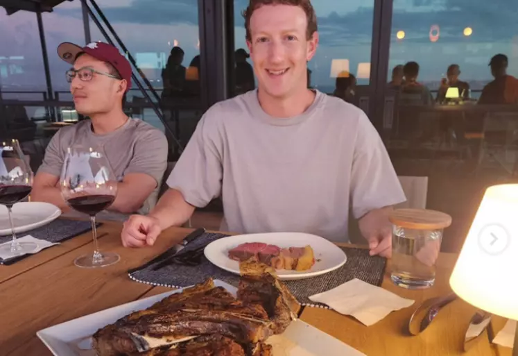 Mark Zuckerberg devant un côte de boeuf Wagyu dans un post sur Instagram