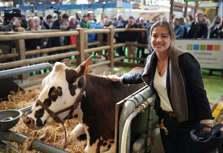 Céline Imart, le 26 février, devant la vache Oreillette au salon de l'Agriculture.