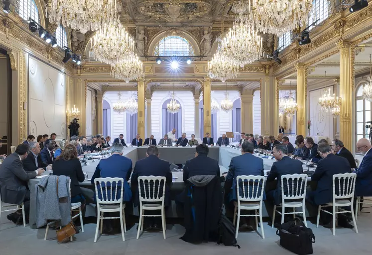 Table de la réunion à l'Elysée jeudi 2 mai 2024 avec Emmanuel Macron, des ministres et la profession agricole, syndicats, coopération, chambres d'agriculture