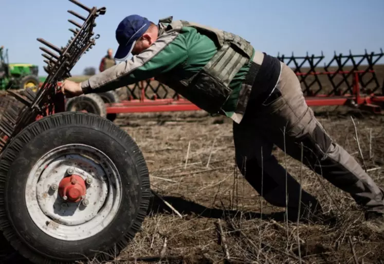 Equipe de déminage de la FAO dans des champs en Ukraine.