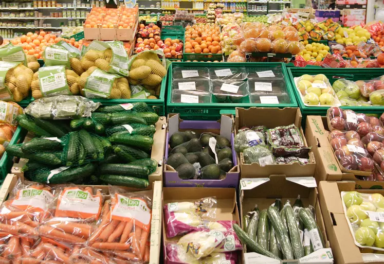 Etal delégumes dans supermarché.