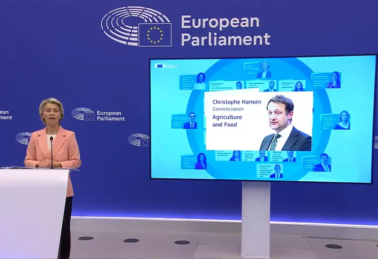 Capture d'écran de la conférence de presse de la présidente de la Commission européenne Ursula von der Leyen qui annonce le nouveau commissaire à l'Agriculture et à l'alimentation, Christophe Hansen, qui est présenté sur un écran. 