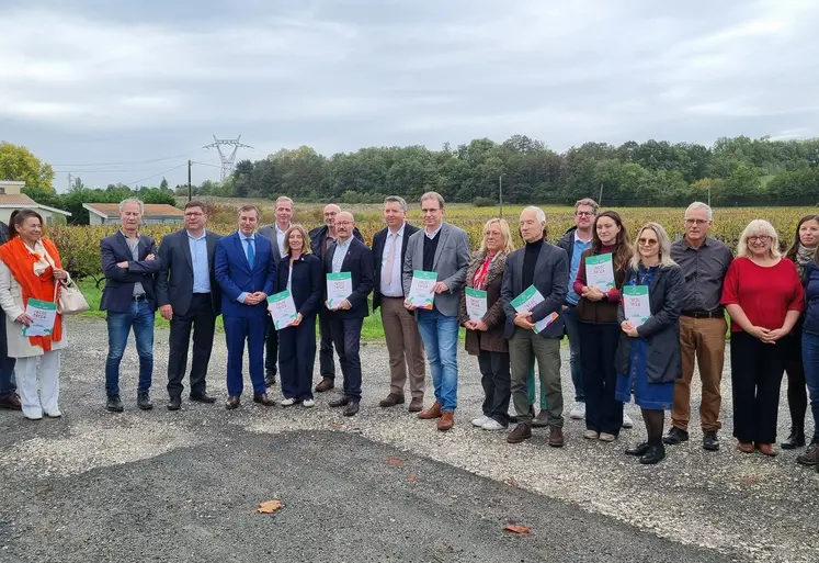 Porteurs de la démarche Recol'Terra dans le vignoble de la Maison Pestoury.