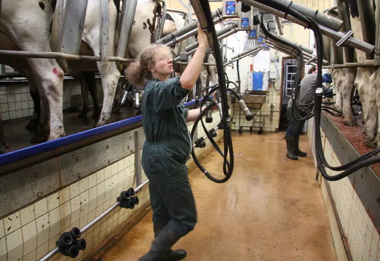 femme agricultrice dans une salle de traite