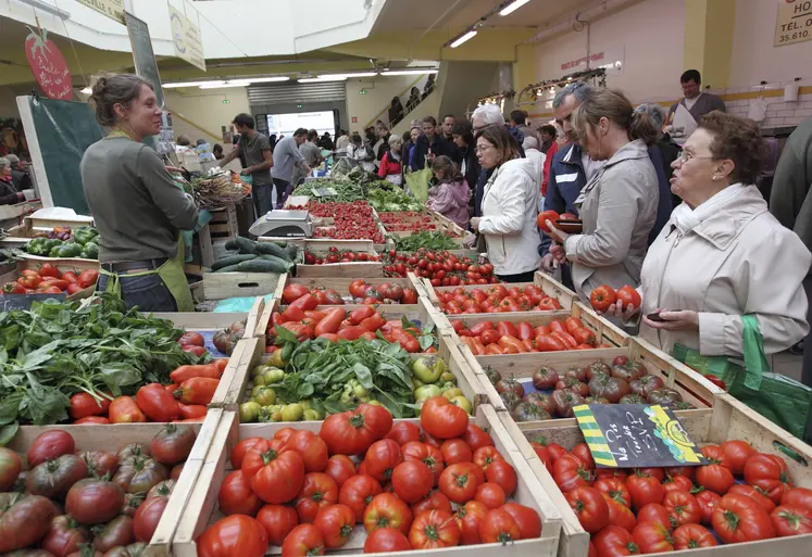 marché alimentaire avec étal de fruits et légumes avec clients