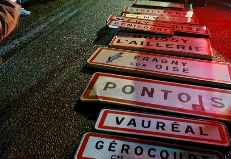 Panneaux d'entrée de villes d'Ile-de-France enlevés et posés sur la route par de Jeunes agriculteurs