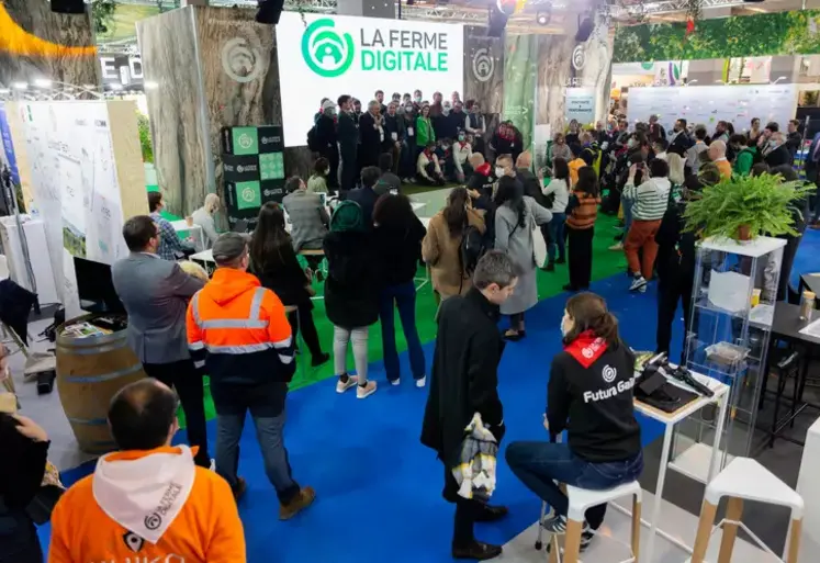 Photo du stand de La Ferme Digitale au Salon de l'Agriculture 2024. Des visiteurs assisent à une conférence. 