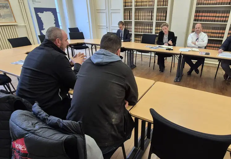  La préfète des Deux-Sèvres Emmanuelle Dubée reçoit dans son bureau Denis Mousseau, président de la FNSEA 79 et Antoine Madier, président des Jeunes agriculteurs 79.