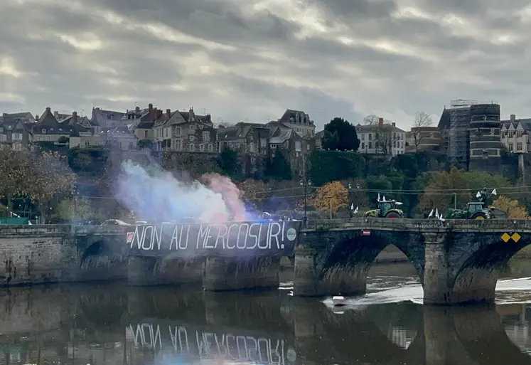 Banderole "non au Mercosur" accrochée à le pont de Verdun à Angers, fumigènes et tracteurs d'agriculteurs.