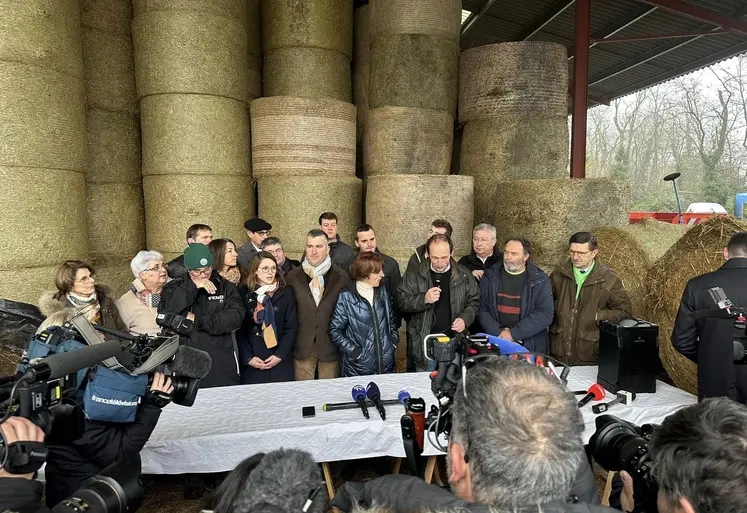 Annie Genevard entourée d'agriculture dans une ferme du Loiret