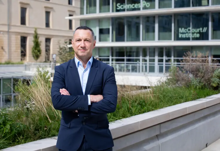 François Purseigle devant le bâtiment de Sciences Po