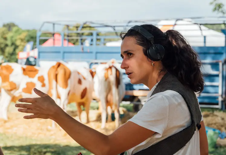 La réalisatrice Louise Courvoisier devant des vaches 