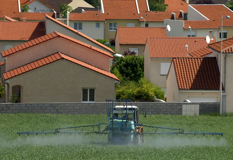 Traitement phytosanitaire à proximité des maisons