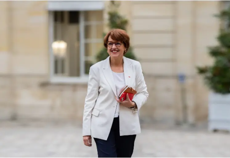 La ministre Annie Genevard à Matignon, téléphone et carnet en main