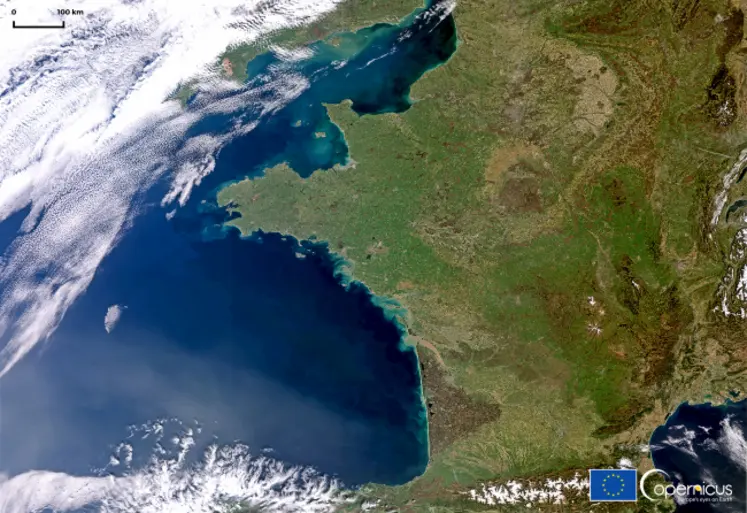 Image satellitaire de la France, sans nuages permettant de bien distinguer l'hexagone.