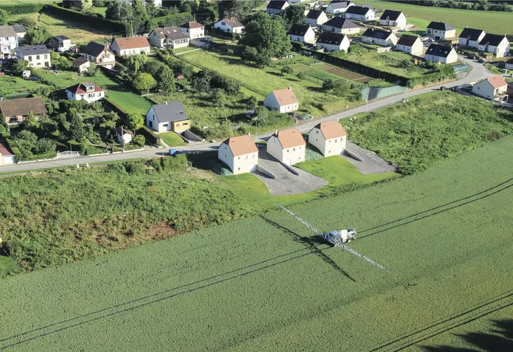 vue aérienne de maisons et de champs