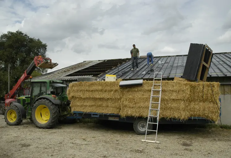 Pose de panneaux photovoltaïques sur un bâtiment d’élevage.