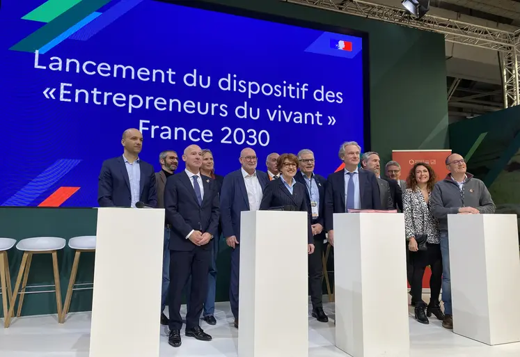 Annie Genevard, ministre de l’agriculteurs, avec les partenaires d’Entrepreneurs du vivant et les premiers bénéficiaires le 27 février au salon de l’Agriculture.