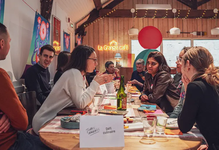 des gens discutent autour d'une table dans un café