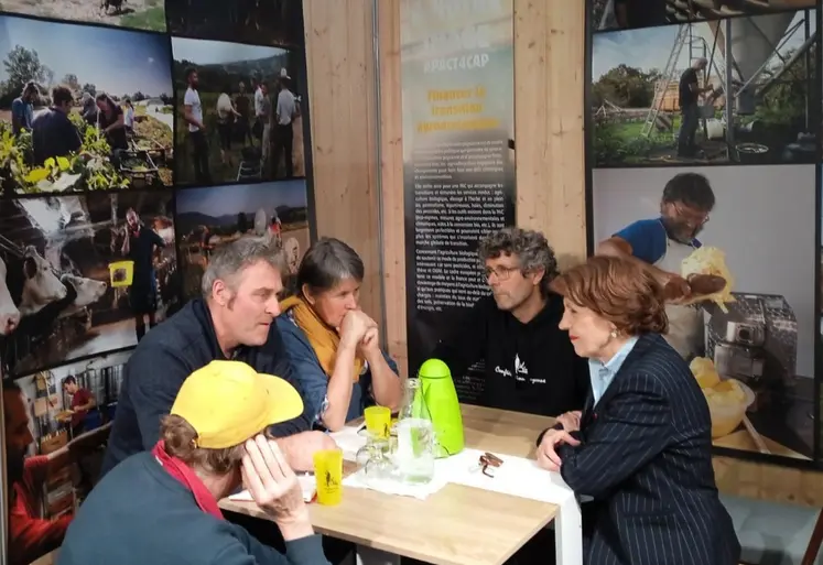 Représentants de la Confédération paysanne avec Annie Genevard au salon de l'Agriculture.