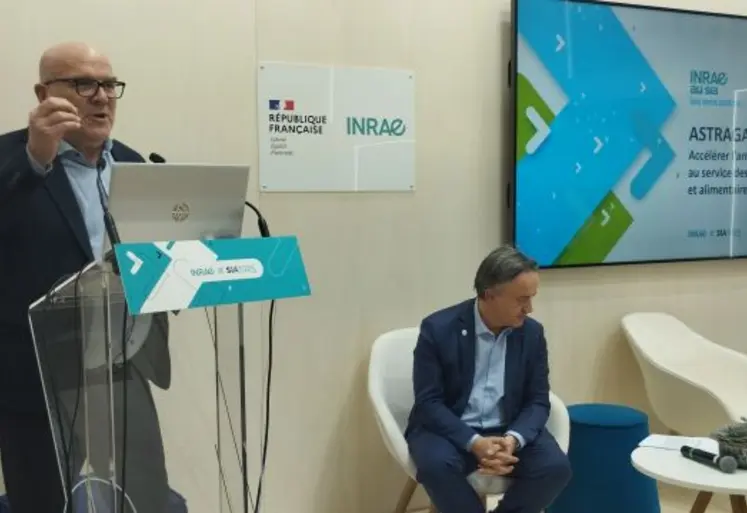 Bruno Bonnell, secrétaire général pour l'investissement en charge de France 2030, et Philippe Mauguin, président-directeur général de l'Inrae, au salon de l'agriculture sur le stand de l'Inrae. 