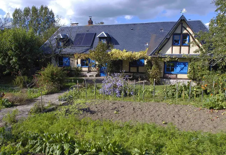 Jardin avec potager devant une maison individuelle en Seine-Maritime. 