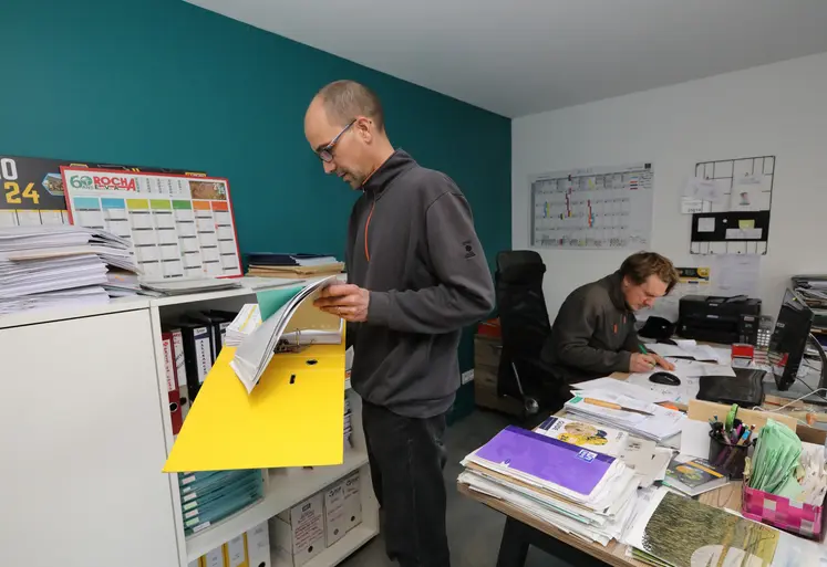  Agriculteur effectuant des tâches administratives dans son bureau.