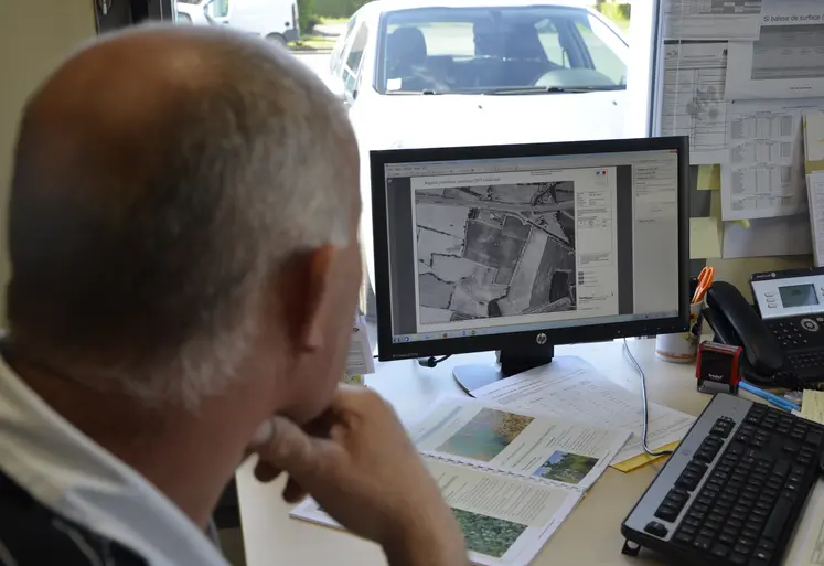 homme réfléchissant devant son ordinateur
