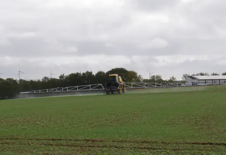 un tracteur traite un champ avec des pesticides