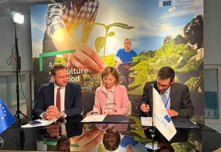 Christophe Hansen, commissaire européen à l’Agriculture, à côté de Gelsomina Vigliotti, vice-président de la BEI en charge de l’agriculture et Cédric Glorieux, directeur produits et solutions Banque populaire et Caisse d’Epargne, signant un accord le 8 mai.